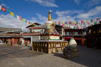 Stupa mit Gebetsmühlen
