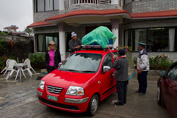 Vorbereitung der Fahrt von Pokhara nach Lumbini