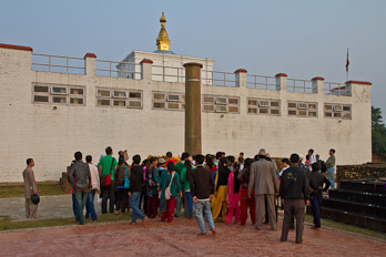 Ashokan Pillar vor dem Maya Devi Tempel