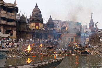 Totenverbrennung am Manikarnika Ghat in Varanasi