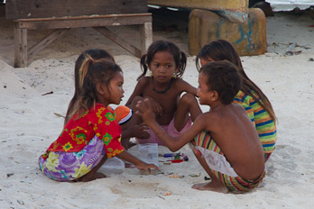 Kinder der Seenomaden auf Mabul
