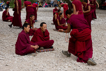 Mönchsdebatte im Kloster Sera