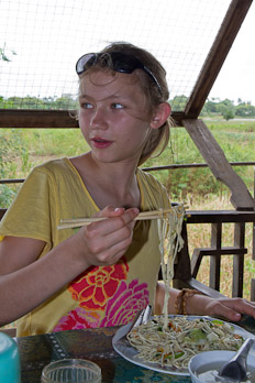 Nina beim Mittagessen