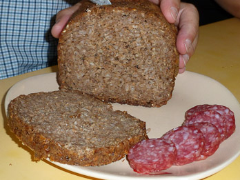 Vollkornbrot & Salami