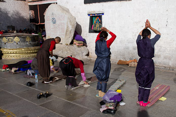 Pilger vor dem Jokhang Tempel