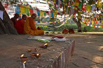 Mönche vor dem Maya Devi Tempel